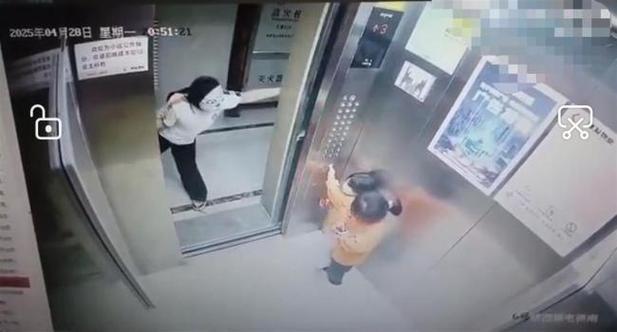 777788888管家婆免费和挡电梯门致幼童被困与挡电梯门这事到底有多危险?